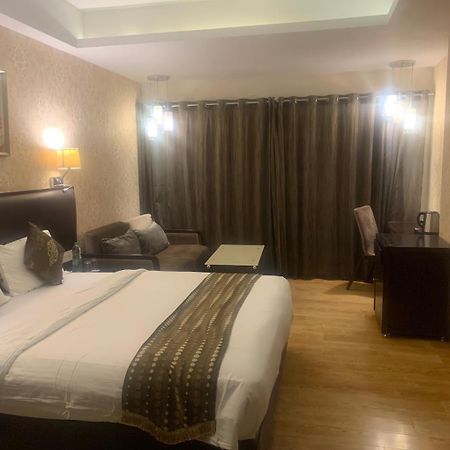 Nandan Kanan Hotel & Resort Sipra ภายนอก รูปภาพ