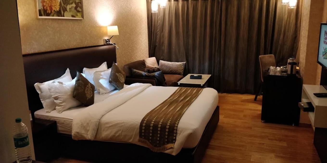 Nandan Kanan Hotel & Resort Sipra ภายนอก รูปภาพ