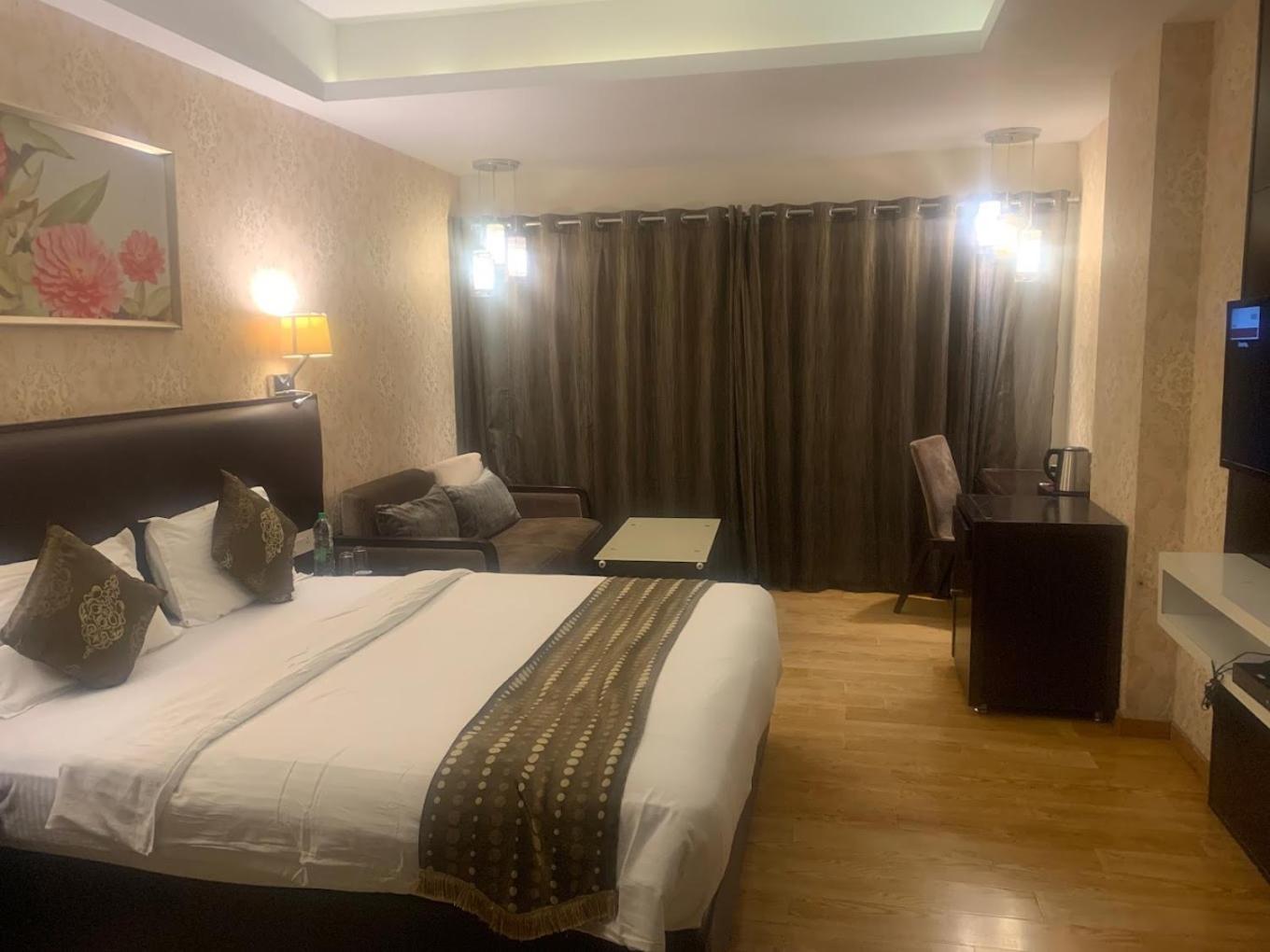 Nandan Kanan Hotel & Resort Sipra ภายนอก รูปภาพ