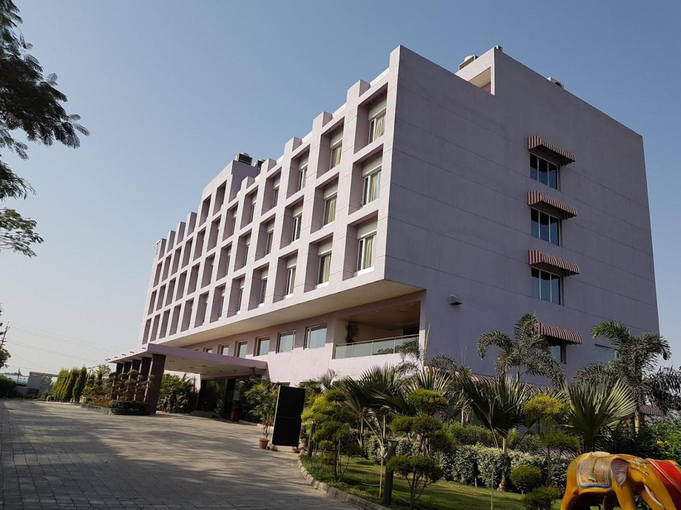 Nandan Kanan Hotel & Resort Sipra ภายนอก รูปภาพ