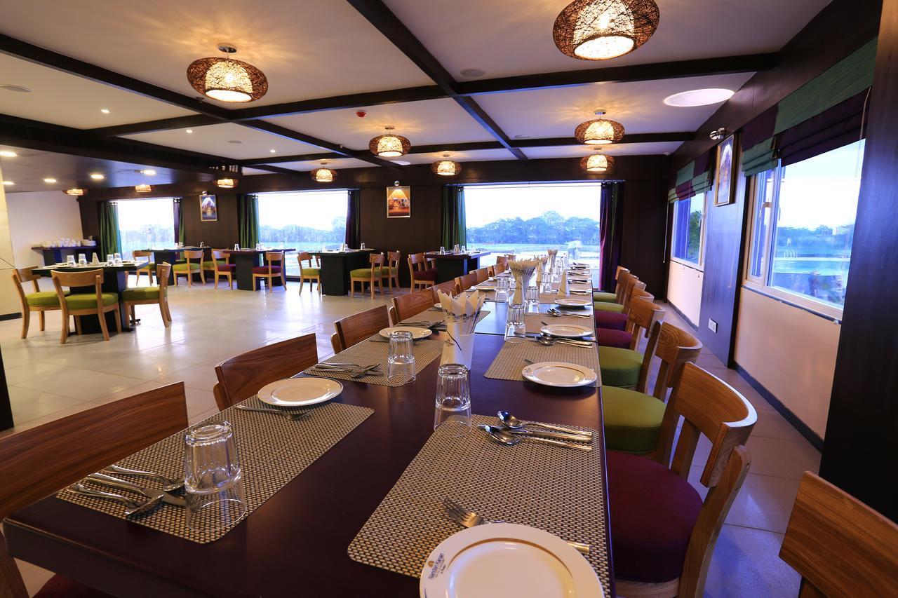 Nandan Kanan Hotel & Resort Sipra ภายนอก รูปภาพ