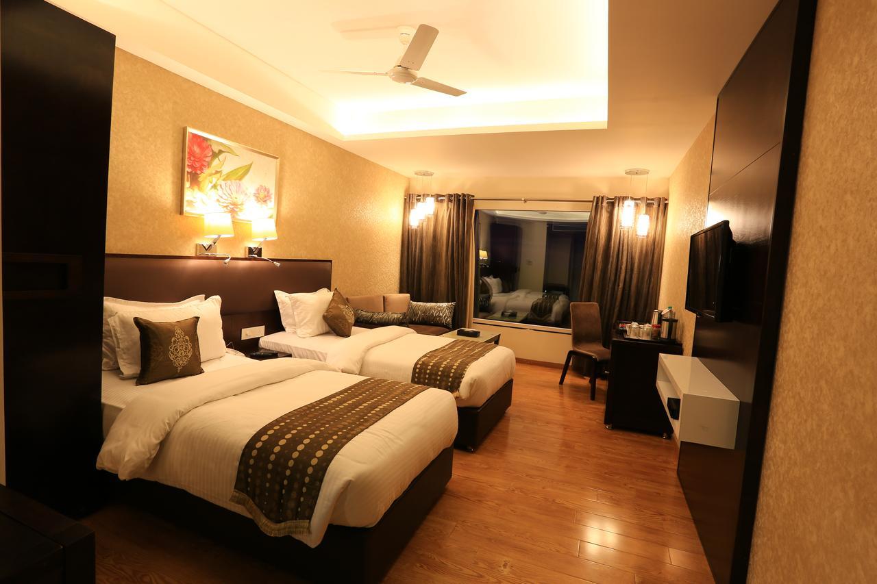 Nandan Kanan Hotel & Resort Sipra ภายนอก รูปภาพ