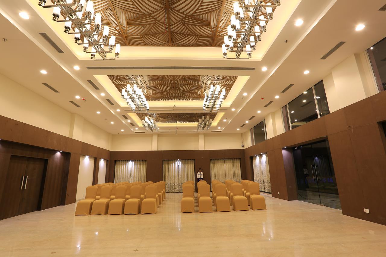 Nandan Kanan Hotel & Resort Sipra ภายนอก รูปภาพ