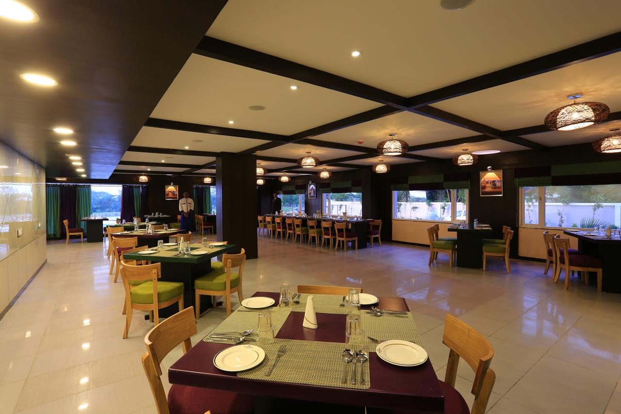 Nandan Kanan Hotel & Resort Sipra ภายนอก รูปภาพ