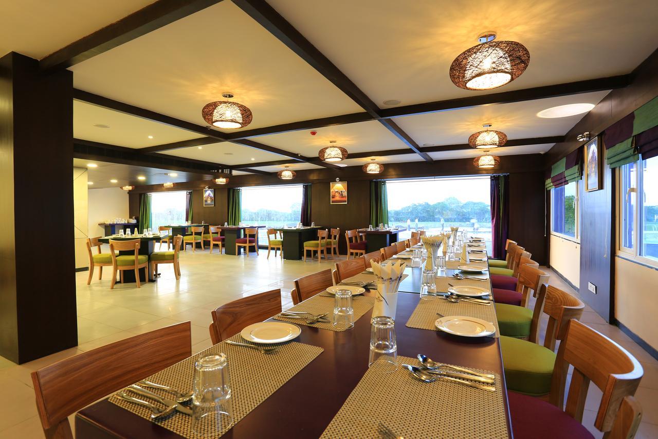 Nandan Kanan Hotel & Resort Sipra ภายนอก รูปภาพ