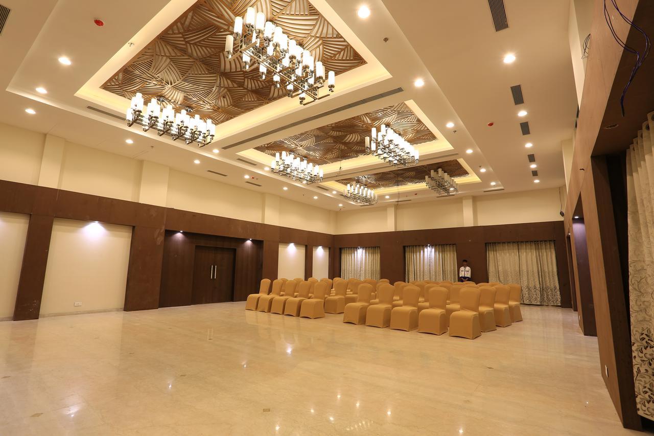 Nandan Kanan Hotel & Resort Sipra ภายนอก รูปภาพ