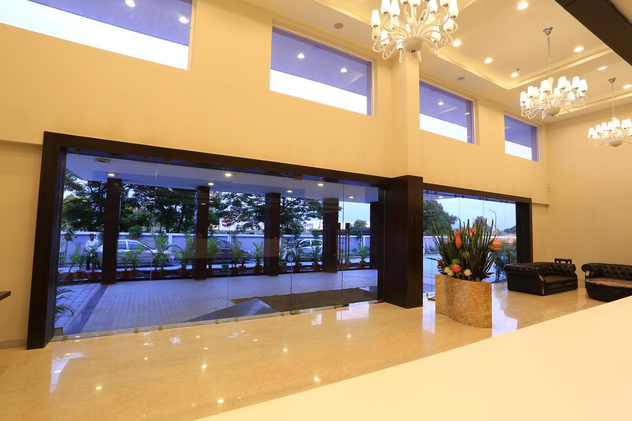 Nandan Kanan Hotel & Resort Sipra ภายนอก รูปภาพ