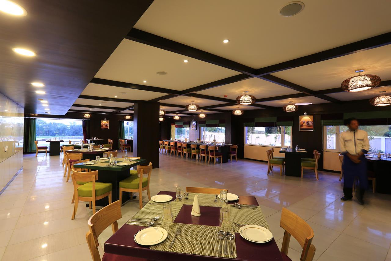 Nandan Kanan Hotel & Resort Sipra ภายนอก รูปภาพ