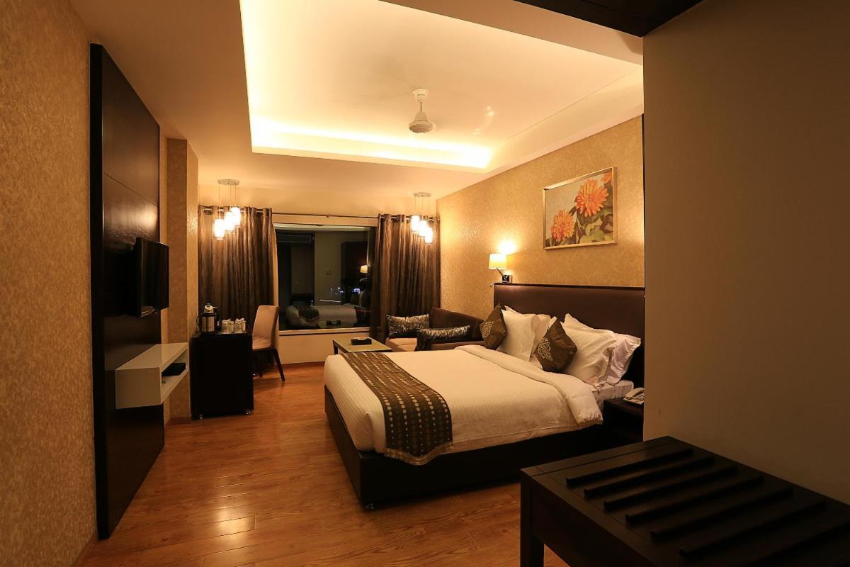 Nandan Kanan Hotel & Resort Sipra ภายนอก รูปภาพ